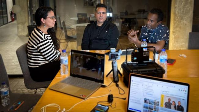 Los periodistas Luz Escobar, exiliada en Madrid, y Osmel Ramírez y Jorge Enrique Rodríguez, residentes en Cuba.