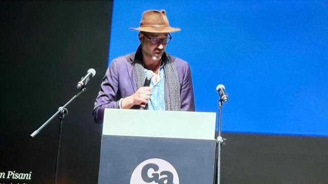 Fabien Pisani tras recibir el Premio Gabo en la categoría de Imagen.