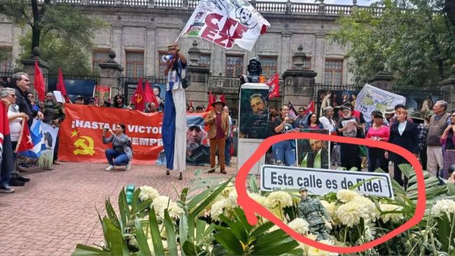 Protesta por el retiro de las estatuas de Fidel Castro y Ernesto Guevara de un parque en Ciudad de México.