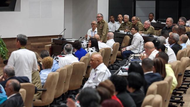 Raúl Castro y la nomenclatura, este viernes en el Parlamento.