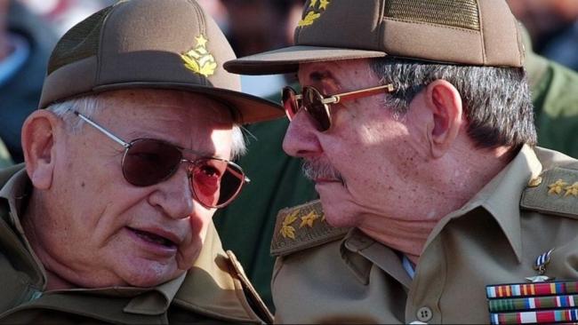 Raúl Castro y el comandante Guillermo García Frías.