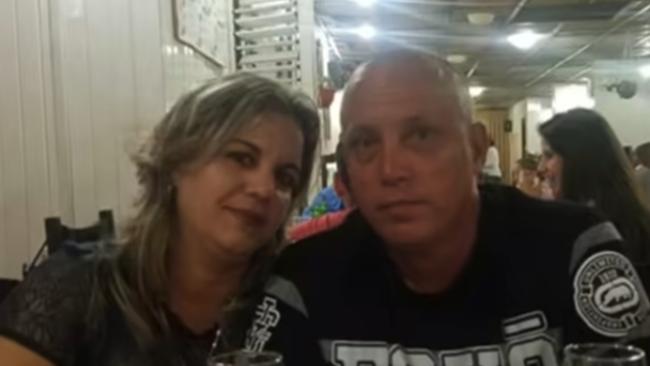 Jorge Luis Vega García junto a su esposa.