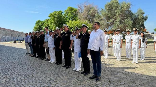 Oficiales del  Almirante Vladimirsky y funcionarios cubanos el 7 de julio en La Cabaña.