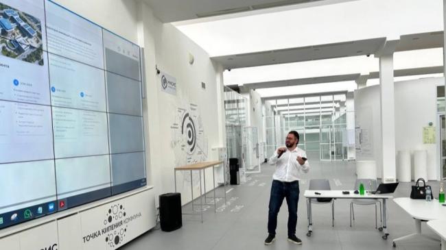 Alexander Volkov, director general de la empresa rusa GenIT, presentando el proyecto.