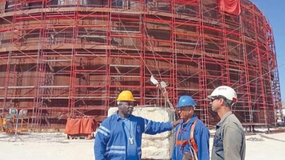 Obreros en la Base de Supertanqueros de Matanzas.