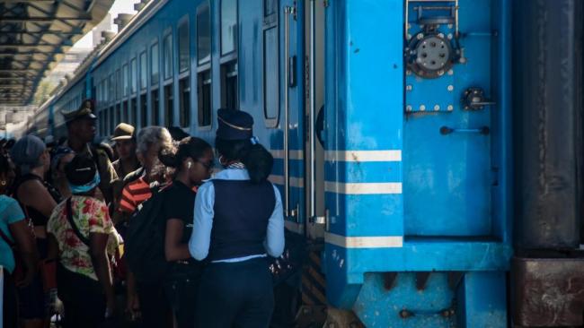 Pasajeros acceden a un tren en Cuba.