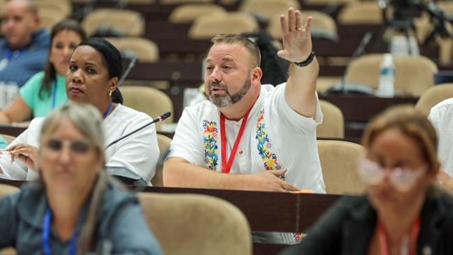 Diputados cubanos en la comisión de Atención a los Servicios y Agroalimentaria de la ANPP.