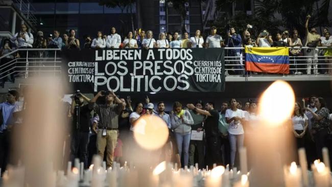Familiares de detenidos participan en una vigilia en Caracas, Venezuela, el jueves 8 de agosto de 2024.