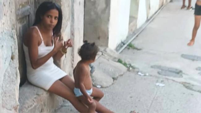 Una mujer con su niña en Cuba.