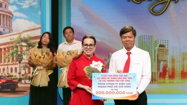 La cónsul de Cuba en Ciudad Ho Chi Minh, Ariadna Feo Labrada (izq.), recibiendo el donativo.