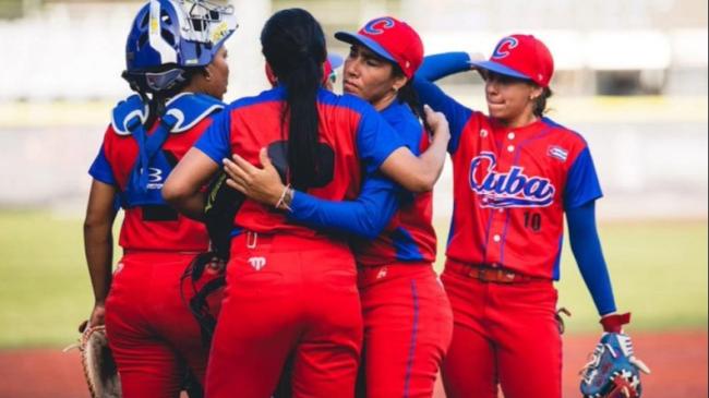 Un equipo femenino de softbol de Cuba.