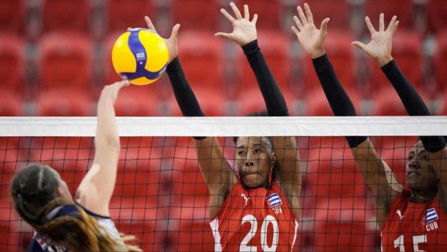 Equipo femenino de voleibol de Cuba en un partido.
