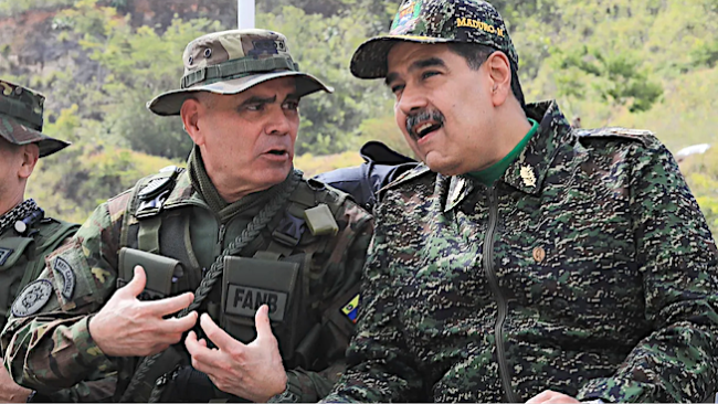 Nicolás Maduro y Vladimir Padrino, ministro de Defensa, en trajes de campaña, 28 de agosto de 2025.