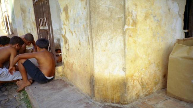 Niños jugando en una calle de Trinidad.