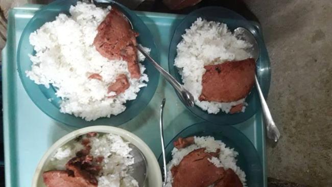 La comida de una familia cubana.
