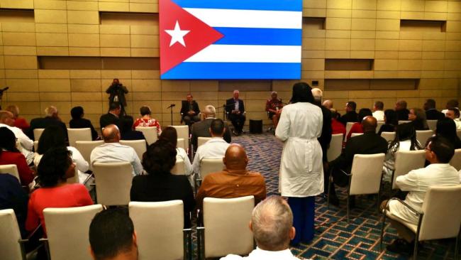 Encuentro de Díaz-Canel y médicos cubanos en Angola en 2023.