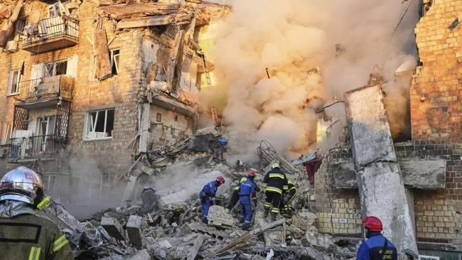 Un edificio alcanzado por el bombardeo ruso en Kiev.