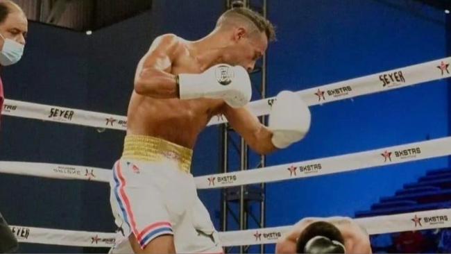 Billy Rodríguez tras derribar a un rival.