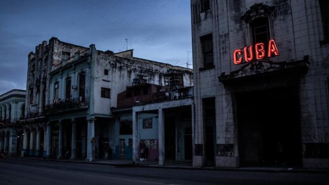 Una calle de La Habana en medio de un apagón.