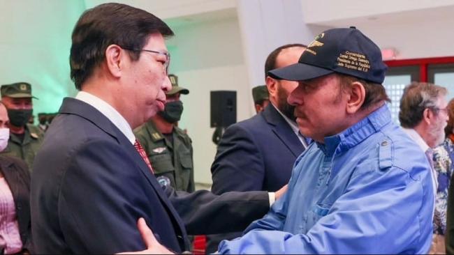 Daniel Ortega saluda al embajador de China en Nicaragua, Chen Xi.