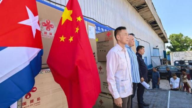 Funcionarios chinos y cubanos en el acto de entrega del donativo.