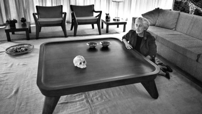 Clara Porset, rodeada de muebles diseñados por ella.