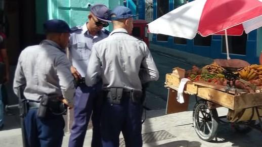 Policías en Santiago de Cuba.