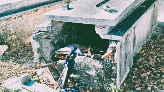 Una tumba rota en el Cementerio de Colón, en La Habana.