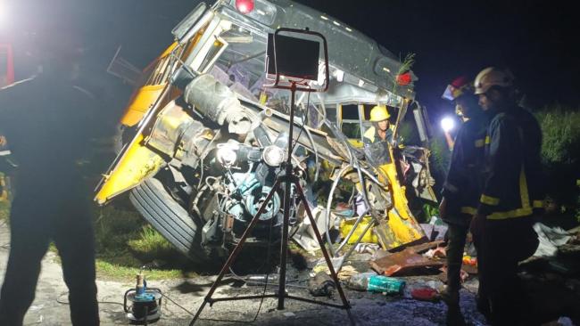 Rescatistas en el lugar del accidente.