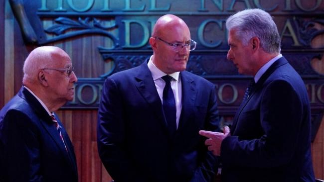 Ricardo Cabrisas, el viceprimer ministro de la Federación de Rusia, Dmitry Chernyshenko, y Miguel Díaz-Canel en un encuentro de negocios en La Habana en 2023.