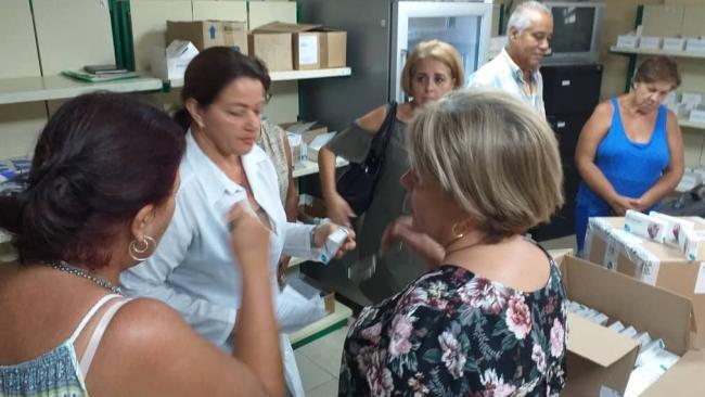 Trabajadores y funcionarios de Laboratorios MedSol envasan el primer lote de Rivaxan producido en Cuba.