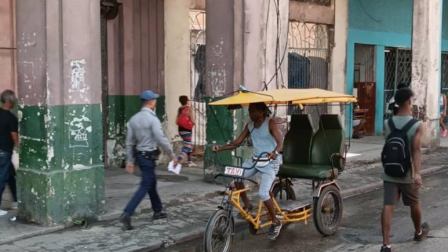 Cubanos en una calle de La Habana.