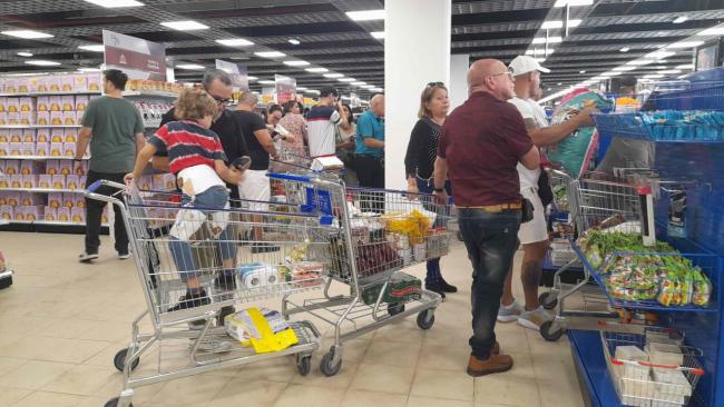 Personas en una tienda estatal que vende en dólares en La Habana.