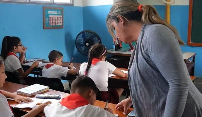 Una maestra cubana en una escuela de la Isla.