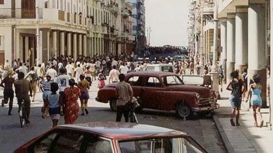 Concentración de personas el 5 de agosto de 1994 en la calle Galiano de La Habana durante el "Maleconazo".