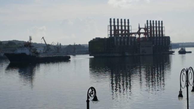 La patana Suheyla Sultan es conducida fuera de la bahía de La Habana al amanecer del miércoles 6 de agosto.