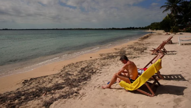 Un turista extranjero en una playa de Cuba.