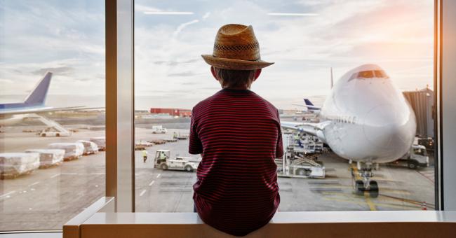 Turista en un aeropuerto del Caribe.