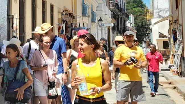 Turistas extranjeros en una calle de La Habana.
