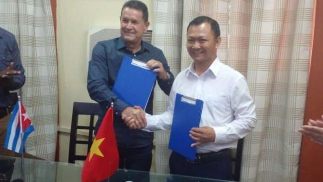 Firma del acuerdo entre representantes de Cuba y Vietnam.