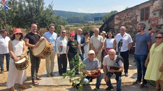 Diplomáticos cubanos, políticos españoles y pobladores de la zona en un acto en homenaje a Castro.
