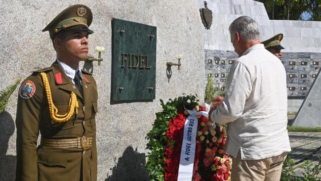 Díaz-Canel el 13 de agosto ante la piedra de Fidel Castro en Santa Ifigenia.