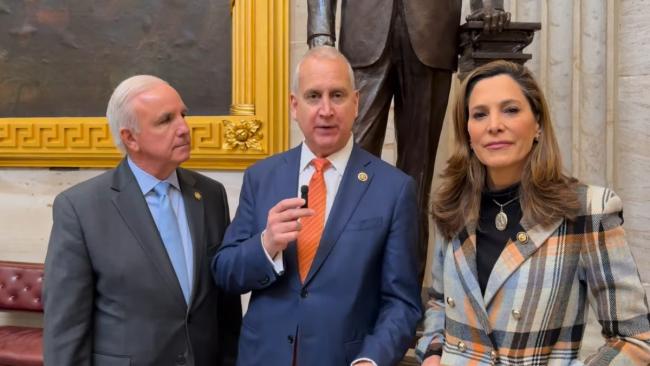 Los congresistas cubanoamericanos Carlos Giménez, Mario Díaz-Balart y María Elvira Salazar.