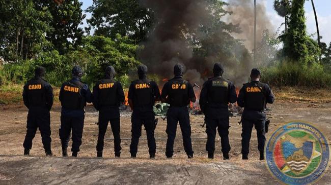 Agentes antinarcóticos de Guyana incineran un alijo de drogas incautado.