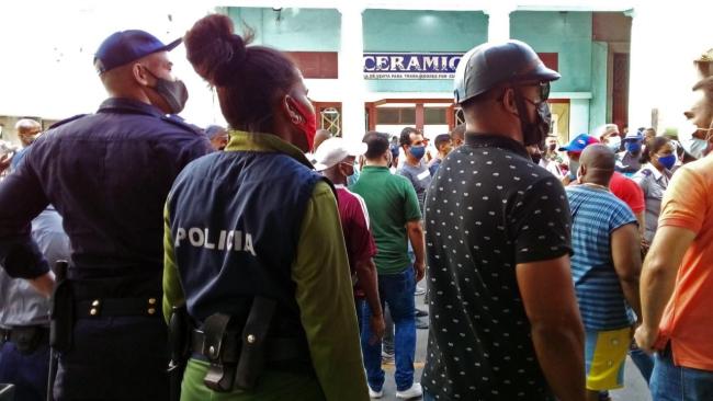 Policías durante las protestas del 11J en La Habana.