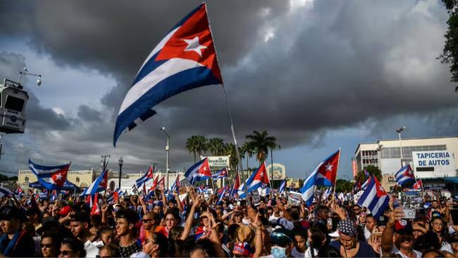Cubanos se manifiestan en apoyo de las protestas en Cuba, Miami, 2021.