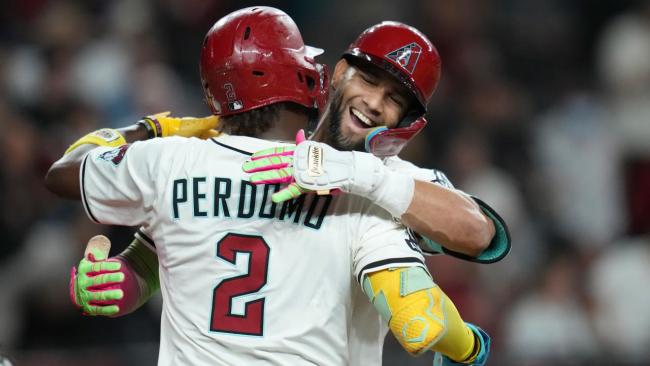Lourdes Gurriel Jr. celebra el jonrón.