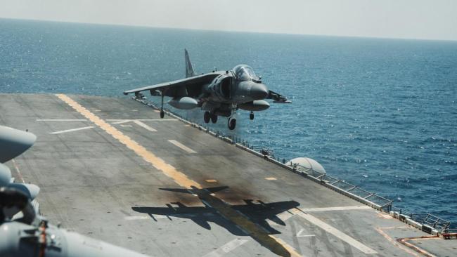 Un avión de combate en el buque de asalto anfibio USS Iwo Jima, en el Caribe.