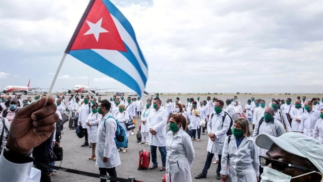 Médicos cubanos en Angola.