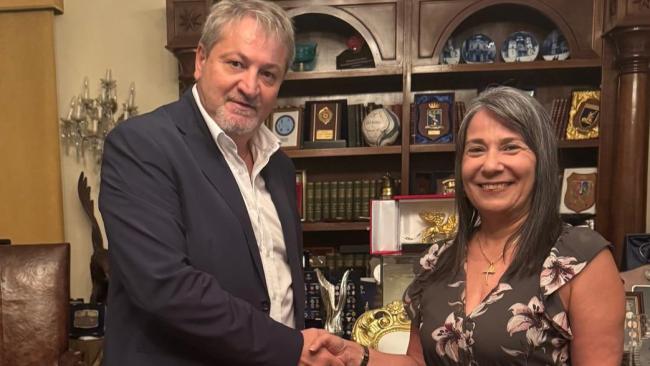 EL presidente de Molise y la embajadora cubana en Roma tras llegar al acuerdo.